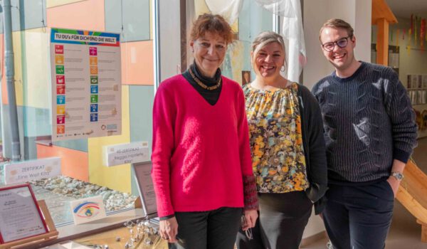 Kita St. Konrad ist Eine-Welt-Kita Sozialreferentin Sabine Bachmeier, Kita-Leiterin Claudia Pronold und stellv. Leiter Maximilian Weiß