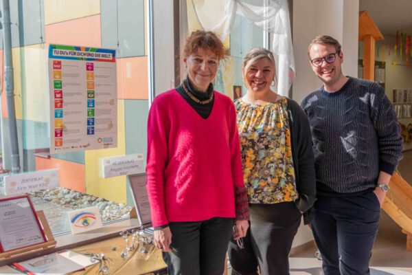 Kita St. Konrad ist Eine-Welt-Kita Sozialreferentin Sabine Bachmeier, Kita-Leiterin Claudia Pronold und stellv. Leiter Maximilian Weiß Kita St. Konrad ist Eine-Welt-Kita Sozialreferentin Sabine Bachmeier, Kita-Leiterin Claudia Pronold und stellv. Leiter Maximilian Weiß