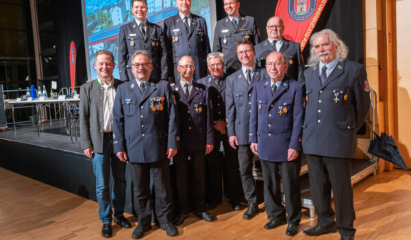 Vorne von links: Erster Bürgermeister Florian Schneider mit den für ihre Zugehörigkeit geehrten Kameraden Wolfgang Rossau, Rupert Seitz, Helmut Baumgartner, Johannes Seidl, Herbert Reiff, Karl Brantl und Otto Andreas
