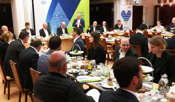 Höhepunkt der Berlingespräche war eine Diskussionsrunde mit Bundestagsabgeordneten in der bayerischen Vertretung. Dabei stellten (hinten v.l.) InfraServ-Geschäftsleiter Dr. Christoph von Reden, OMV-Deutschland-Geschäftsführer Dr. Stefan Hölbfer, Dyneon-Geschäftsführer Burkhard Anders, Wacker-Werkleiter Dr. Peter von Zumbusch, ChemDelta-Sprecher Dr. Bernhard Langhammer, AlzChem-CEO Andreas Niedermaier, Westlake Vinnolit-Sprecher Dr. Oliver Mieden und Dr. Markus Born von den bayerischen Chemieverbänden den Politikvertretern die aktuell im Chemiedreieck drängendsten Themen vor.