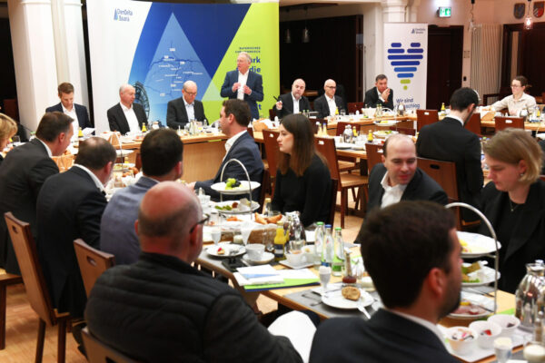 Höhepunkt der Berlingespräche war eine Diskussionsrunde mit Bundestagsabgeordneten in der bayerischen Vertretung. Dabei stellten (hinten v.l.) InfraServ-Geschäftsleiter Dr. Christoph von Reden, OMV-Deutschland-Geschäftsführer Dr. Stefan Hölbfer, Dyneon-Geschäftsführer Burkhard Anders, Wacker-Werkleiter Dr. Peter von Zumbusch, ChemDelta-Sprecher Dr. Bernhard Langhammer, AlzChem-CEO Andreas Niedermaier, Westlake Vinnolit-Sprecher Dr. Oliver Mieden und Dr. Markus Born von den bayerischen Chemieverbänden den Politikvertretern die aktuell im Chemiedreieck drängendsten Themen vor. Höhepunkt der Berlingespräche war eine Diskussionsrunde mit Bundestagsabgeordneten in der bayerischen Vertretung. Dabei stellten (hinten v.l.) InfraServ-Geschäftsleiter Dr. Christoph von Reden, OMV-Deutschland-Geschäftsführer Dr. Stefan Hölbfer, Dyneon-Geschäftsführer Burkhard Anders, Wacker-Werkleiter Dr. Peter von Zumbusch, ChemDelta-Sprecher Dr. Bernhard Langhammer, AlzChem-CEO Andreas Niedermaier, Westlake Vinnolit-Sprecher Dr. Oliver Mieden und Dr. Markus Born von den bayerischen Chemieverbänden den Politikvertretern die aktuell im Chemiedreieck drängendsten Themen vor.