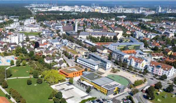 Drohnenaufnahme der Burghauser Neustadt mit begrünten Dächern