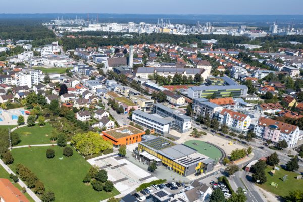 Drohnenaufnahme der Burghauser Neustadt mit begrünten Dächern