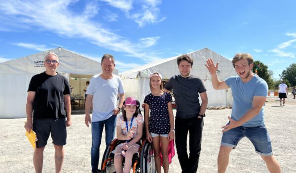 Das Kreativcamp am Waldpark ist nicht nur für die Kids ein echtes Erlebnis und für die Eltern eine echt gute Ferienbetreuung, sondern auch für die jungen Betreuerinnen und Betreuer ein richtiger Härtetest, der im besten Fall richtig Spaß macht. 

Auch Erster Bürgermeister Florian Schneider schaut regelmäßig beim Kreativcamp vorbei und erkundigt sich bei Teilnehmern und Betreuern, ob alles in Ordnung ist. 

Fotocredit: Stadt Burghausen/ köx