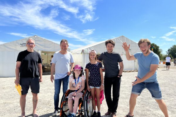 Das Kreativcamp am Waldpark ist nicht nur für die Kids ein echtes Erlebnis und für die Eltern eine echt gute Ferienbetreuung, sondern auch für die jungen Betreuerinnen und Betreuer ein richtiger Härtetest, der im besten Fall richtig Spaß macht. 

Auch Erster Bürgermeister Florian Schneider schaut regelmäßig beim Kreativcamp vorbei und erkundigt sich bei Teilnehmern und Betreuern, ob alles in Ordnung ist. 

Fotocredit: Stadt Burghausen/ köx