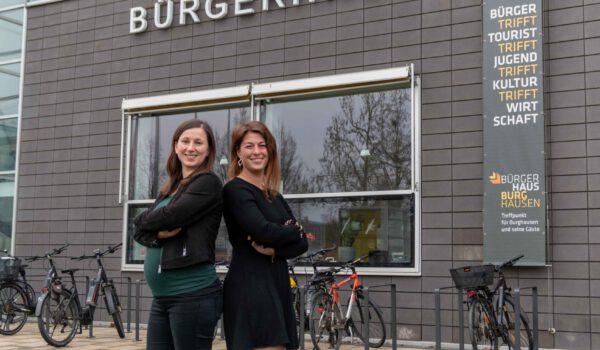 Bürgerhaus kehrt zur Normalität zurück Karin Landsberger (l.) wird das Bürgerhaus im März verlassen, Magdalena Weber übernimmt