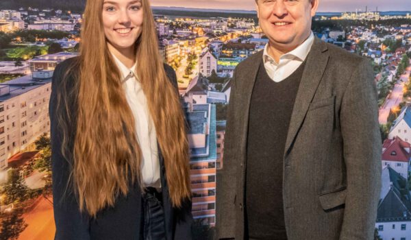 Erster Bürgermeister Florian Schneider gratuliert Laura Rotsching, die ihre Ausbildung zur Immobilienkauffrau bei der BuWoG mit 1,0 abgeschlossen hat