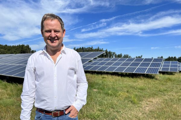 Erster Bürgermeister Florian Schneider am Hieringer Feld: Die nachhaltige Stromgewinnung in Burghausen der wird 2023 weiter ausgebaut. Fotocredit: Stadt Burghausen / köx