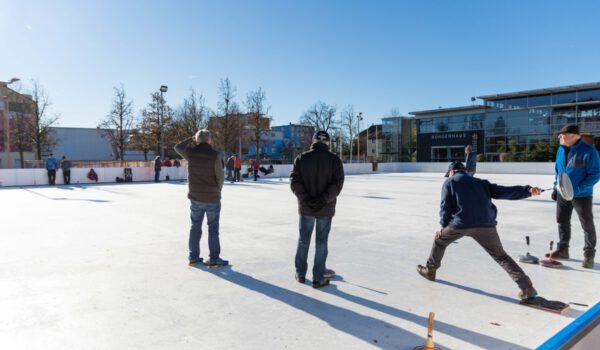 Bevor die Eisfläche am Sonntag abgebaut wird, findet am Samstag noch die Stadtmeisterschaft im Eisstockschießen statt – Der Schlittschuhverleih ist nur noch bis einschließlich Freitag möglich