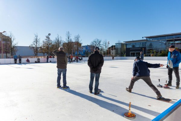 Bevor die Eisfläche am Sonntag abgebaut wird, findet am Samstag noch die Stadtmeisterschaft im Eisstockschießen statt – Der Schlittschuhverleih ist nur noch bis einschließlich Freitag möglich Bevor die Eisfläche am Sonntag abgebaut wird, findet am Samstag noch die Stadtmeisterschaft im Eisstockschießen statt – Der Schlittschuhverleih ist nur noch bis einschließlich Freitag möglich