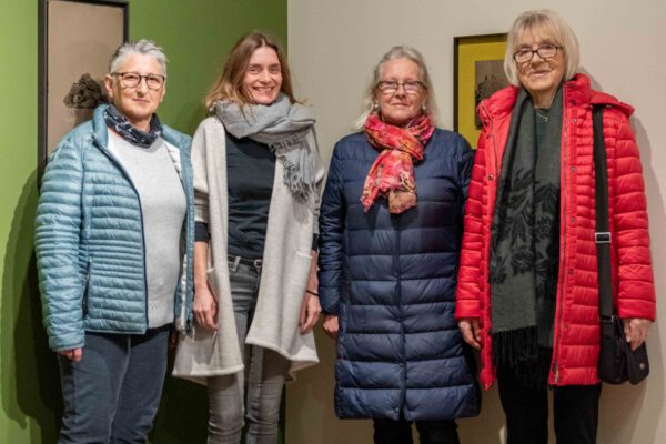 40 Jahre Haus der Fotografie auf einem Foto: Elisabeth Bente, seit gut 20 Jahren Mitarbeiterin im Haus der Fotografie, Ines Auerbach, Leiterin des Hauses der Fotografie, Hildegard Fickert, ehemalige Leiterin, und Annegret Weinzierl, seit der Eröffnung viele Jahre lang Mitarbeiterin im Haus der Fotografie