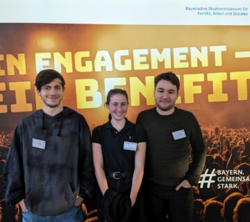 Liam Bachmann, Romy Fellinger y David Broz del trabajo juvenil de Burghauser representaron al distrito de Altötting en la recepción de honor del Ministro de Estado de Baviera para la Familia, Trabajo y Asuntos Sociales.