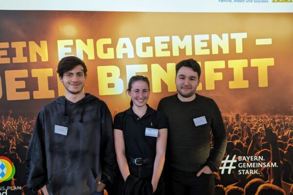 Liam Bachmann, Romy Fellinger und David Broz der Burghauser Jugendarbeit vertraten den Landkreis Altötting beim Ehrenamtsempfang der bayerischen Staatsministerin für Familie, Arbeit und Soziales.