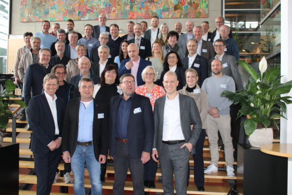 Treffen sich in Burghausen zum Austausch: Arbeitsgemeinschaft oberbayerischer Wohnungsunternehmen und die Burghauser Wohnbau GmbH mit Geschäftsführer Markus Huber.

Fotocredit: Stadt Burghausen/ Steffi Sammet