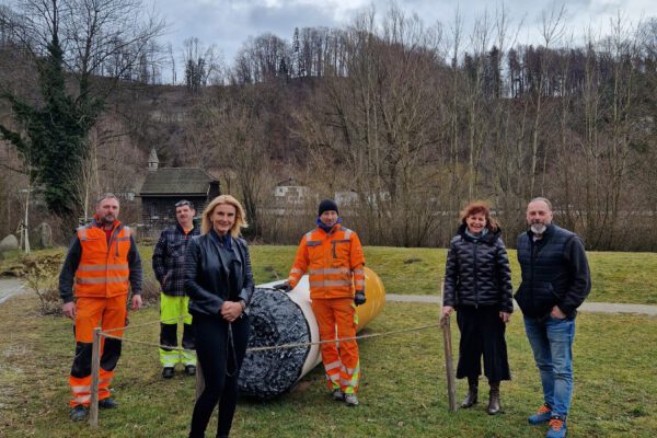 Die Riesenkippe vor der Jugendherberge mit Jugendherbergsleiterin Ulrike Abeln (3. v. l.) Sozialreferentin Sabine Bachmeier (2. v. r.), Bauhofsleiter Peter Schweikl (r.) und Mitarbeitern des Bauhofs Fotocredit: Stadt Burghausen/ebh