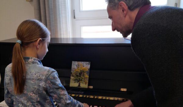 Josef Irgmeier am Klavier mit Musikschülerin
