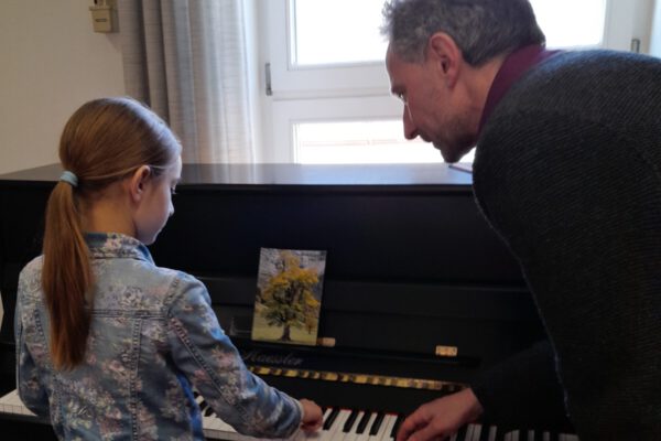 Josef Irgmeier am Klavier mit Musikschülerin