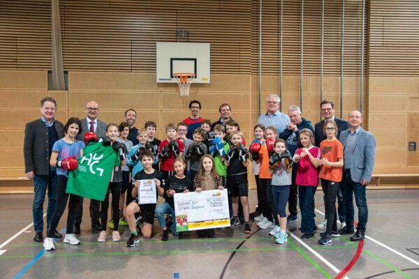 Von links nach rechts: Erster Bürgermeister Florian Schneider, Schulleiter Dr. Ulrich Kanz, Stefan Angstl, dritter Bürgermeister und Lehrer am Aventinus-Gymnasium, Tobias Erler, sportlicher Leiter der Sportklassen, Guido Kallinger, stellvertretender Vorsitzender des SV Wacker Burghausen, Norbert Stranzinger, 1. Vorsitzender des TV 1868 Burghausen, Gerhard Walter, Kickbox-Trainer, Andreas Galneder, stellvertretender Schulleiter, und Heiko Hiller, Geschäftsführer des SV Wacker Burghausen, mit der Sportklasse der fünften Jahrgangsstufe