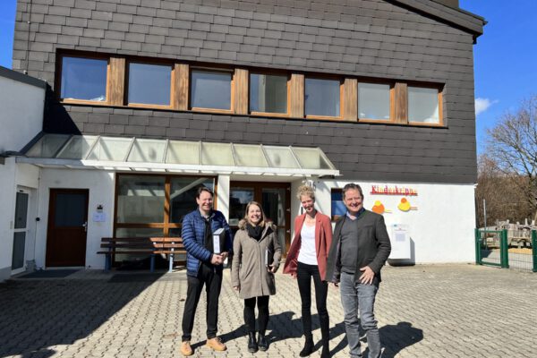 Viel geschafft in kurzer Zeit haben Erster Bürgermeister Florian Schneider (r.), Oliver Fischeneder (l.) von der städt. Hochbauabteilung, Bauingenieurin Martina Weilbuchner (2.v.l.) von Wagner Ingenieure sowie Kita-Leiterin vom „Haus der kleinen Strolche“ Heidi Niederauer. Fotocredit: Stadt Burghausen/köx