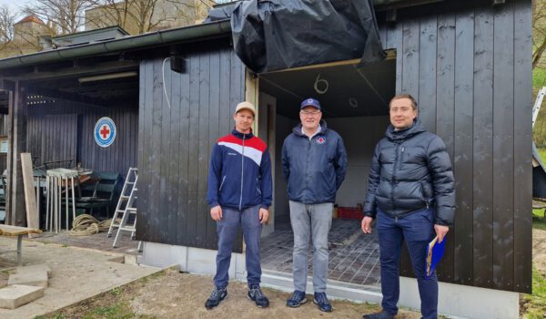 Dennis Clemens, Schwimmmeister und Leiter des Wöhrseebades, Andreas Moosbauer, Vorsitzender der Wassserwacht Burghausen, und kaufmännischer Bäderleiter Stefan Sajdak vor dem vergrößerten Sanitätsraum. Fotocredit: Stadt Burghausen/ebh