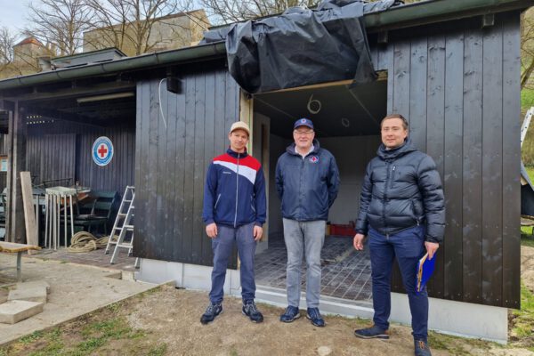 Dennis Clemens, Schwimmmeister und Leiter des Wöhrseebades, Andreas Moosbauer, Vorsitzender der Wassserwacht Burghausen, und kaufmännischer Bäderleiter Stefan Sajdak vor dem vergrößerten Sanitätsraum. Fotocredit: Stadt Burghausen/ebh Dennis Clemens, Schwimmmeister und Leiter des Wöhrseebades, Andreas Moosbauer, Vorsitzender der Wassserwacht Burghausen, und kaufmännischer Bäderleiter Stefan Sajdak vor dem vergrößerten Sanitätsraum. Fotocredit: Stadt Burghausen/ebh