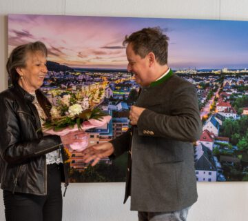 Erster Bürgermeister Florian Schneider bedankt sich bei ihr für ihr Engagement. Fotocredit: Steffi Sammet