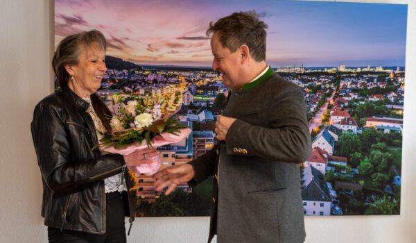 Erster Bürgermeister Florian Schneider bedankt sich bei ihr für ihr Engagement. Fotocredit: Steffi Sammet