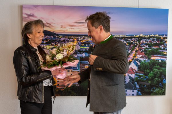 Erster Bürgermeister Florian Schneider bedankt sich bei ihr für ihr Engagement. Fotocredit: Steffi Sammet Erster Bürgermeister Florian Schneider bedankt sich bei ihr für ihr Engagement. Fotocredit: Steffi Sammet