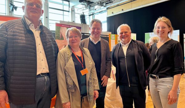Freuen sich über das gelungene Seniorenforum 2023: Erster Bürgermeister Florian Schneider (Mitte), Zweiter Bürgermeister Norbert Stranzinger (v.l.), Hannelore Gruber AG Senioren, Seniorenreferent Heinz Donner sowie Veronika Irl von der Bürgerinsel. Fotocredit: Stadt Burghausen / Königseder
