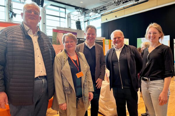Freuen sich über das gelungene Seniorenforum 2023: Erster Bürgermeister Florian Schneider (Mitte), Zweiter Bürgermeister Norbert Stranzinger (v.l.), Hannelore Gruber AG Senioren, Seniorenreferent Heinz Donner sowie Veronika Irl von der Bürgerinsel. Fotocredit: Stadt Burghausen / Königseder Freuen sich über das gelungene Seniorenforum 2023: Erster Bürgermeister Florian Schneider (Mitte), Zweiter Bürgermeister Norbert Stranzinger (v.l.), Hannelore Gruber AG Senioren, Seniorenreferent Heinz Donner sowie Veronika Irl von der Bürgerinsel. Fotocredit: Stadt Burghausen / Königseder