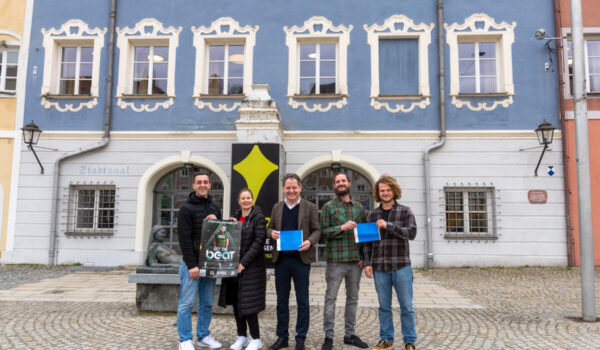 Die Veranstalter Blerim Krasniqi und Julia Geith (v.l.), Erster Bürgermeister Florian Schneider, Florian Zitzelsberger vom Jugendbüro und Jugendbeauftragter Magnus Stummvoll. Fotocredit: Stadt Burghausen / Königseder