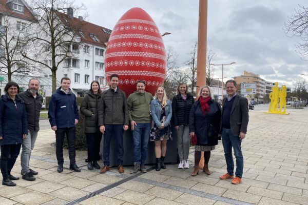 Startschuss der Suche mit vielen Paten und Ersten Bürgermeister Florian Schneider am Patenei der Sparkasse