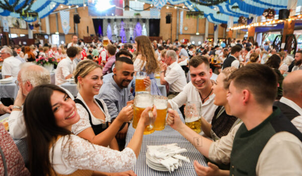 Das traditionelle und über die Stadtgrenzen hinaus beliebte Volksfest Burghauser Mai-Wies’n lädt 10 Tage lang zum Bummeln, Amüsieren und Genießen ein. Fotocredit: Werbering Burghausen