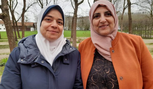 Dr. Eman Ayyad und Haifa Ragab freuen sich auf viele Gäste zum Ramadan-Fastenbrechen im Burghauser Stadtsaal. Fotocredit: Stadt Burghausen/cha