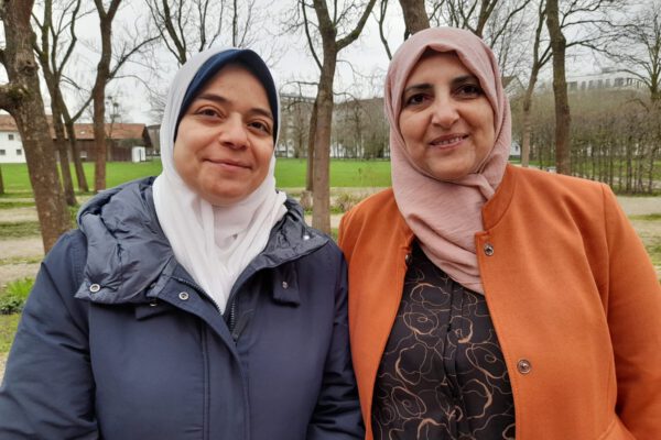 Dr. Eman Ayyad und Haifa Ragab freuen sich auf viele Gäste zum Ramadan-Fastenbrechen im Burghauser Stadtsaal. Fotocredit: Stadt Burghausen/cha