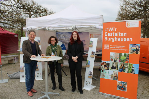 Eröffneten den Informationsstand der Stadt Burghausen am Freitagmorgen: Erster Bürgermeister Florian Schneider, Ute Werner, Leiterin Haupt- und Personalverwaltung Stadt Burghausen und Auszubildende Laetitia Lindner Fotocredit: Stadt Burghausen/sast Eröffneten den Informationsstand der Stadt Burghausen am Freitagmorgen: Erster Bürgermeister Florian Schneider, Ute Werner, Leiterin Haupt- und Personalverwaltung Stadt Burghausen und Auszubildende Laetitia Lindner Fotocredit: Stadt Burghausen/sast