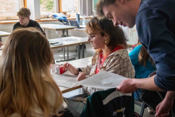 PM 68 Stadt Burghausen Schreibwerkstatt Marty Sennewald bringt den Jugendlichen der Schreibwerkstatt bei wie man eine Kurzgeschi Marty Sennewald bringt den Jugendlichen der Schreibwerkstatt bei wie man eine Kurzgeschichte schreibt.
- Fotocredit: Stadt Burghausen/ebh