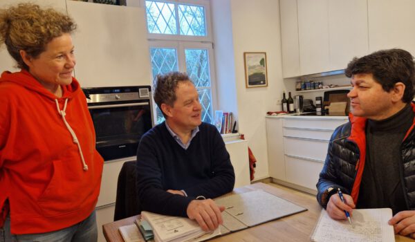 Erster Bürgermeister Florian Schneider (Mitte) und seine Frau Sabina beim Beratungsgespräch mit Energieberater Thomas Wagner

- Fotocredit: Stadt Burghausen/ebh