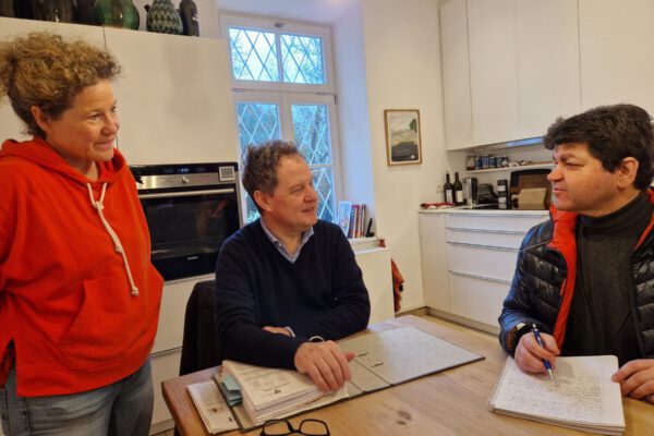 PM 71 Stadt Burghausen Erster Bürgermeister Florian Schneider und seine Frau Sabina beim Beratungsgespräch mit Energieberater Th Erster Bürgermeister Florian Schneider (Mitte) und seine Frau Sabina beim Beratungsgespräch mit Energieberater Thomas Wagner
- Fotocredit: Stadt Burghausen/ebh