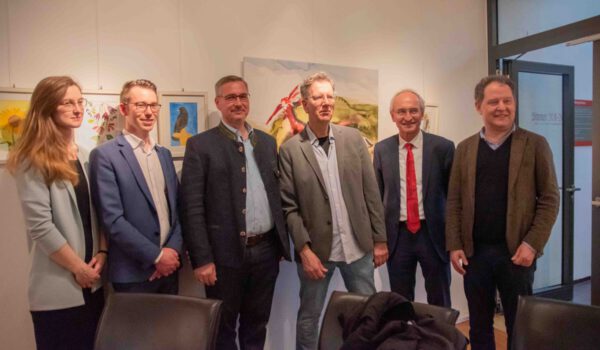 Melanie Zogler, Leiterin des BRK-Seniorenheims in Haiming, Michael Mikita, Leiter des BRK-Seniorenheims in Burghausen, Christian Fendt, ab Herbst Nachfolger von Josef Jung, Alexander Brandmeyer, Kunsttherapeut, Josef Jung, BRK Kreisgeschäftsführer Altötting, und Erster Bürgermeister Florian Schneider bei der Eröffnung der Ausstellung „Jahreszeiten“ in der Burghauser Rathausgalerie - Fotocredit: Stadt Burghausen/ebh