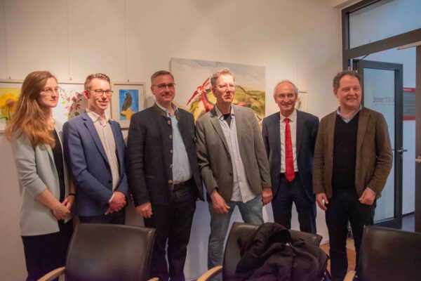 PM 72 Stadt Burghausen Melanie Zogler, Michael Mikita, Christian Fendt, Alexander Brandmeyer, Josef Jung, Erster Bürgermeister F Melanie Zogler, Leiterin des BRK-Seniorenheims in Haiming, Michael Mikita, Leiter des BRK-Seniorenheims in Burghausen, Christian Fendt, ab Herbst Nachfolger von Josef Jung, Alexander Brandmeyer, Kunsttherapeut, Josef Jung, BRK Kreisgeschäftsführer Altötting, und Erster Bürgermeister Florian Schneider bei der Eröffnung der Ausstellung „Jahreszeiten“ in der Burghauser Rathausgalerie - Fotocredit: Stadt Burghausen/ebh