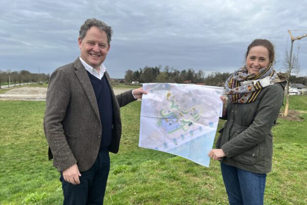 PM 73 Sarah Freudlsperger und Bürgermeister Schneider haben den Plan für den Bikepark Foto köx Erster Bürgermeister Florian Schneider und Sarah Freudlsperger vom Umweltamt gehen den Zeitplan und die Bauabschnitte am Bikepark (direkt neben dem Motorikpark) nochmal durch. Ab 11. April 2023 wird gebaut. - Fotocredit: Stadt Burghausen/köx