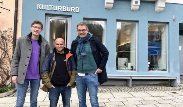 Helmbrecht-2025-Freilicht-Theater-Regisseur-Moritz-Katzmair-Mitte-und-Autor-Christian-Lex-rechts-Foto-Koenigseder