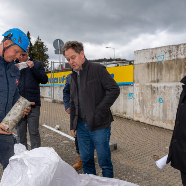 Polier Stefan Lankes zeigt den asbesthaltigen Bohrkern aus dem Beton, der eigens entsorgt wird. Alle Wertstoffe, die Ort weiterverarbeitet und nochmal genutzt werden können, bleiben auf dem Areal und werden im Sinne der Nachhaltigkeit wiederverwendet