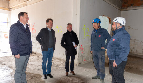 Erster Bürgermeister Florian Schneider (2 v.l.) auf der Baustelle Salzachzentrum im Gespräch mit Polier Stefan Lankes und Geschäftsführer Martin Stocker von der Lamperberger Umwelt GmbH. Begleitet wurde das Stadtoberhaupt von den beiden WiBG Geschäftsführern Anton Steinberger und Christian Estermaier.