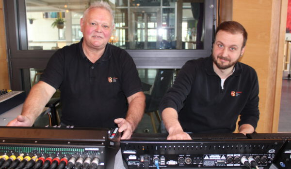 Ab 1. Mai 2023 genießt Adi Brückner (li.), langjähriger Mitarbeiter der Stadt Burghausen im Bürgerhaus, seinen Ruhestand. Kollege Sebastian Droysen übernimmt Brückners Aufgaben als Haustechniker. Droysen ist dann auch als Haustechniker für das Haus der Familie zuständig.