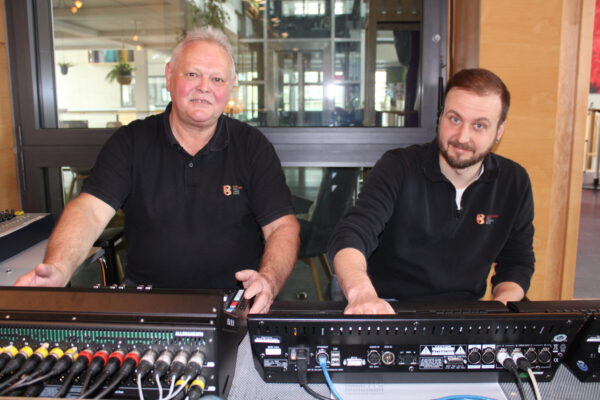 Ab 1. Mai 2023 genießt Adi Brückner (li.), langjähriger Mitarbeiter der Stadt Burghausen im Bürgerhaus, seinen Ruhestand. Kollege Sebastian Droysen übernimmt Brückners Aufgaben als Haustechniker. Droysen ist dann auch als Haustechniker für das Haus der Familie zuständig.