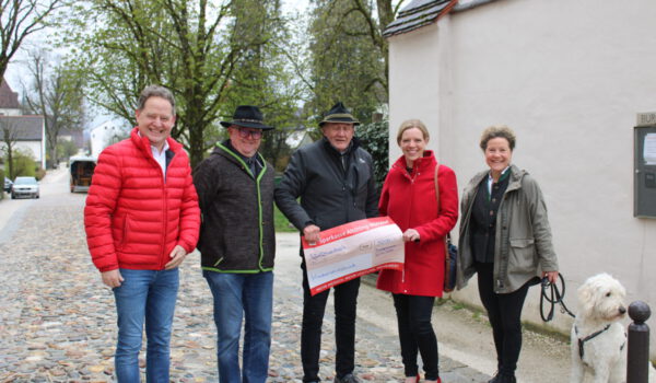 Gemeinsames Engagement: Burghausens Erster Bürgermeister Florian Schneider(v.li.)  und Martin Hinterwinkler, Ordnungsamt Burghausen, freuten sich über die großzügige Spende, die „Gartenlust-Organisator“ Kurt Ostermeier den Vertreterinnen des Kinderschutzbundes Kreisverband Burghausen-Altötting, Maria Schallmoser und Sabina Schneider-Reisinger, während der laufenden Aufbauarbeiten für die diesjährige „Gartenlust“ in Burghausen überreichte . Fotocredit: Stadt Burghausen/sast