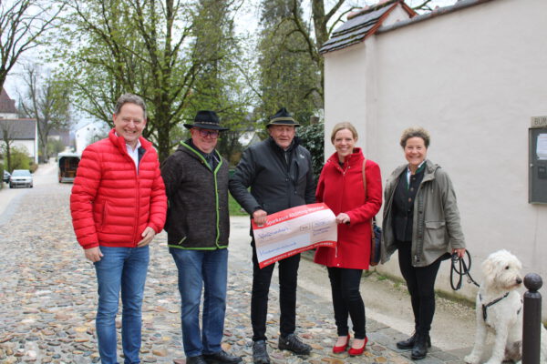 Gemeinsames Engagement: Burghausens Erster Bürgermeister Florian Schneider(v.li.)  und Martin Hinterwinkler, Ordnungsamt Burghausen, freuten sich über die großzügige Spende, die „Gartenlust-Organisator“ Kurt Ostermeier den Vertreterinnen des Kinderschutzbundes Kreisverband Burghausen-Altötting, Maria Schallmoser und Sabina Schneider-Reisinger, während der laufenden Aufbauarbeiten für die diesjährige „Gartenlust“ in Burghausen überreichte . Fotocredit: Stadt Burghausen/sast