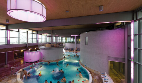 In der Winter-Badesaison 2022/23 lockte das Burghauser Hallenbad mit seinem umfangreichen und vielfältigen Angeboten und Einrichtungen insgesamt 217.000 Bade- und 43.000 Saunagäste an.    Fotocredit: Stadt Burghausen